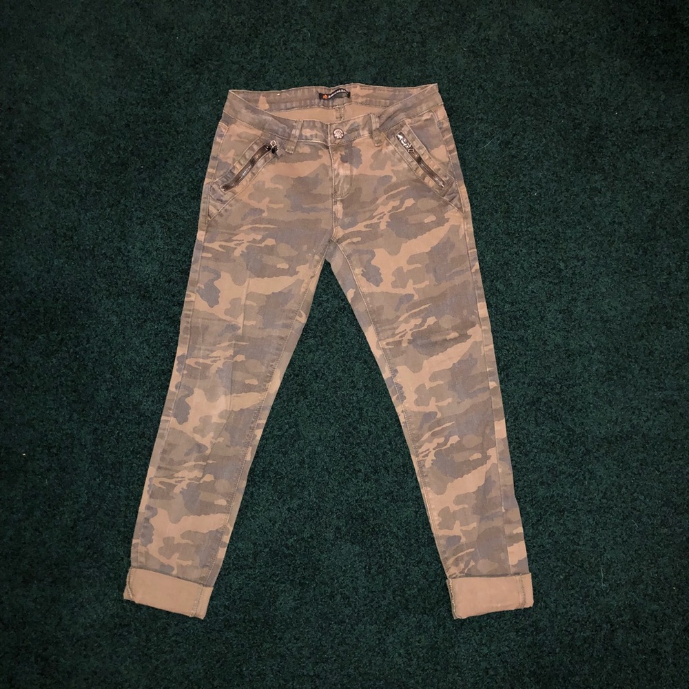 SOLD! Fashionnova Mid rise green camo size 5